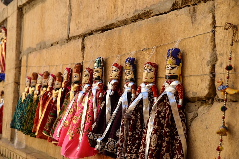 Marionnettes traditionnelles colorées suspendues à Jaisalmer, en Inde