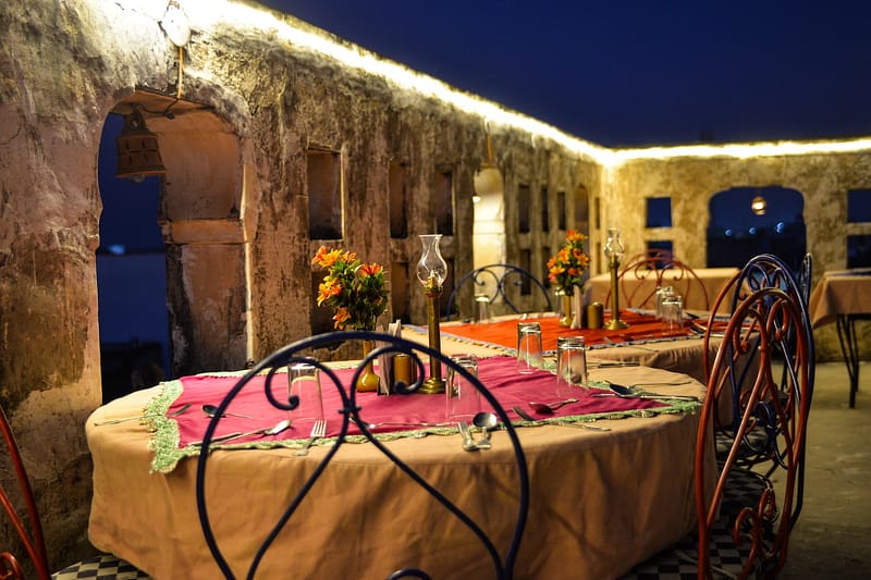 Tables dressées sur le toit-terrasse d’un restaurant à Mandawa en Inde