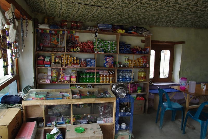Intérieur d’une petite épicerie locale au Zanskar en Inde