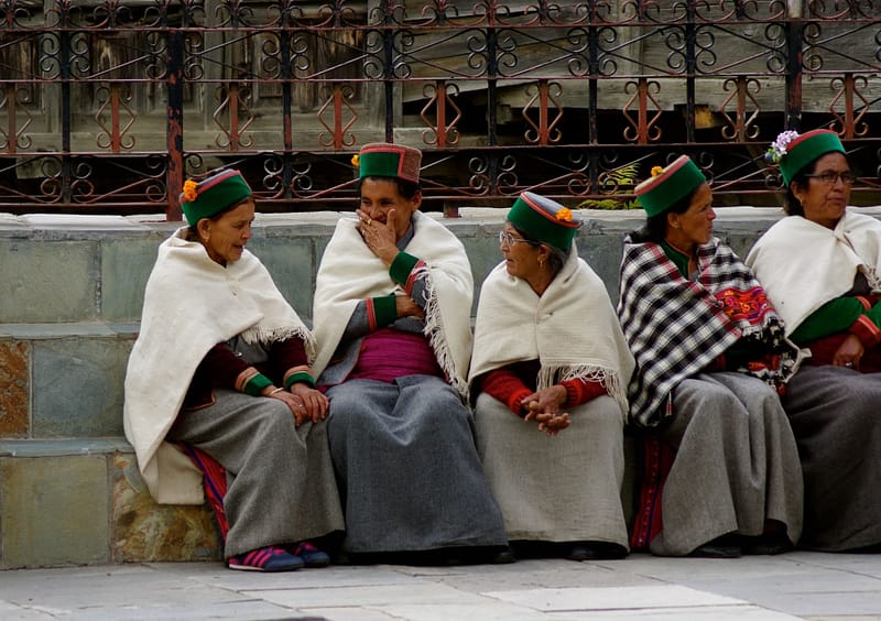 Portrait de femmes en tenues traditionnelles, Inde