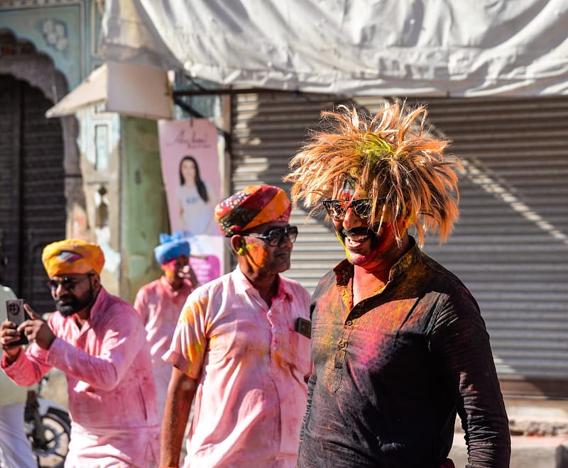Hommes couverts de poudres colorées pendant la fête de Holi à Mandawa