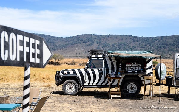 Au coeur du cratère Ngorongoro, une voiture safari tournée en café !! insolite Au coeur du cratère Ngorongoro, une voiture safari tournée en café