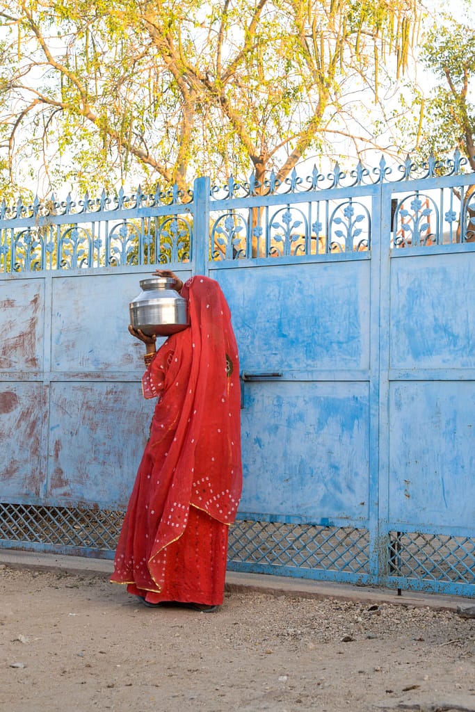 Chandelao, sari rouge et jar, Inde