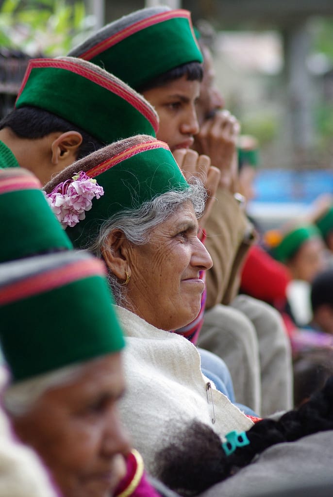 Portrait d’une femme souriante et d’un groupe en tenues traditionnelles