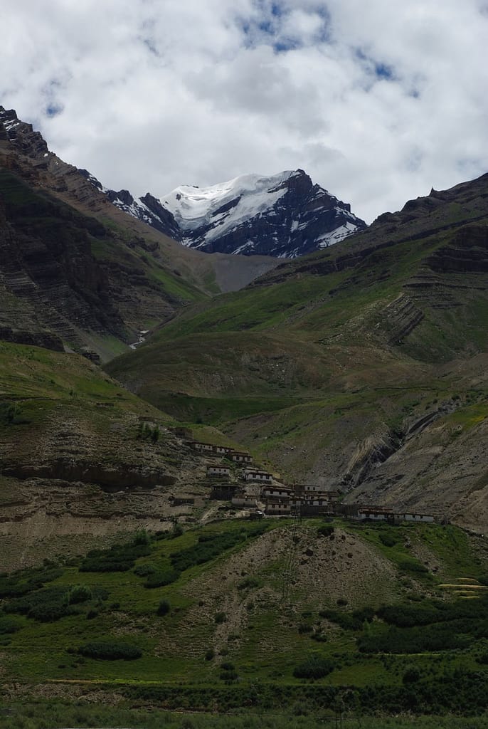 Village de montagne avec paysage de l’Himalaya et sommet enneigé