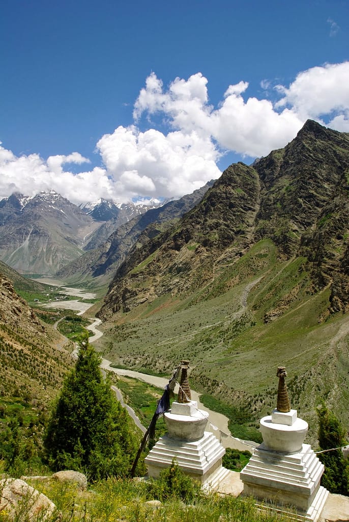 Vallée de Jispa avec, en son creux, la rivière Bhaga - Inde Himalayenne