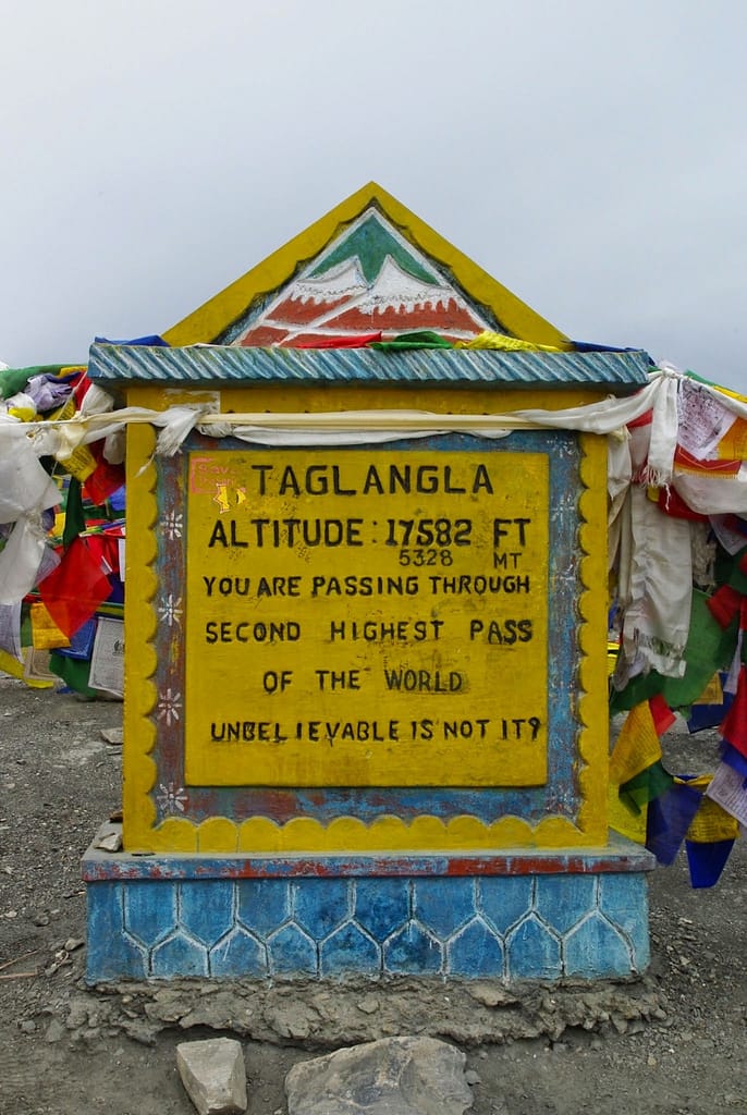 À 5 328 mètres d’altitude, un panneau coloré marque le passage vertigineux de Taglang La, où l’air se fait rare et l’émerveillement encore plus grand