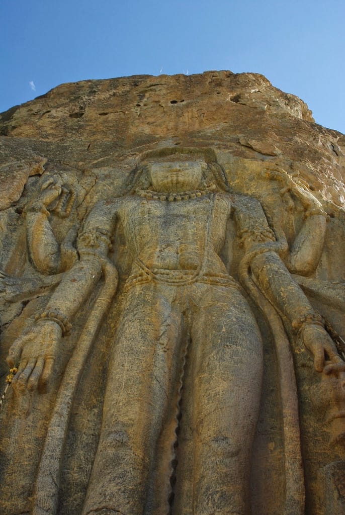 Mulbek, ville de la partie musulmane du Ladakh, région de Kargil et son magnifique Bouddha datant du 8ème siècle.