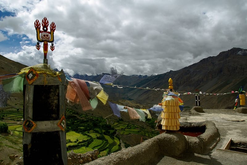 Paysage de montagne avec drapeaux de prière et vallée agricole
