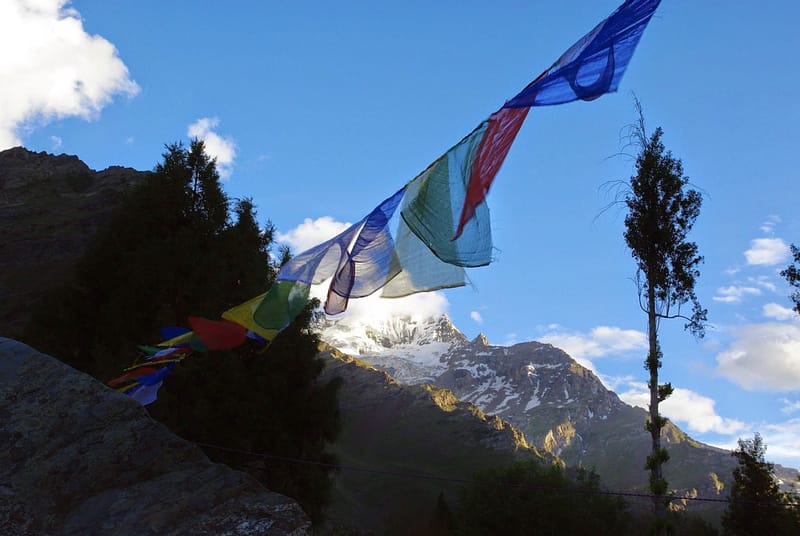 Drapeaux à prières sur fonds de sommets enneigés