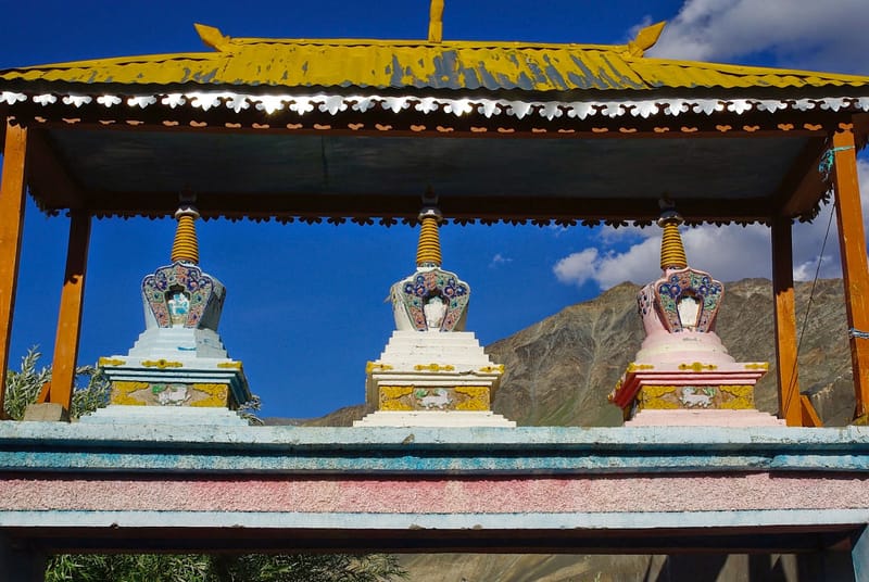 Stupas dans les rues de Padum, Zanskar - Inde Himalayenne