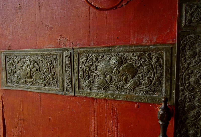 Porte traditionnelle en Inde avec décor sculpté en métal