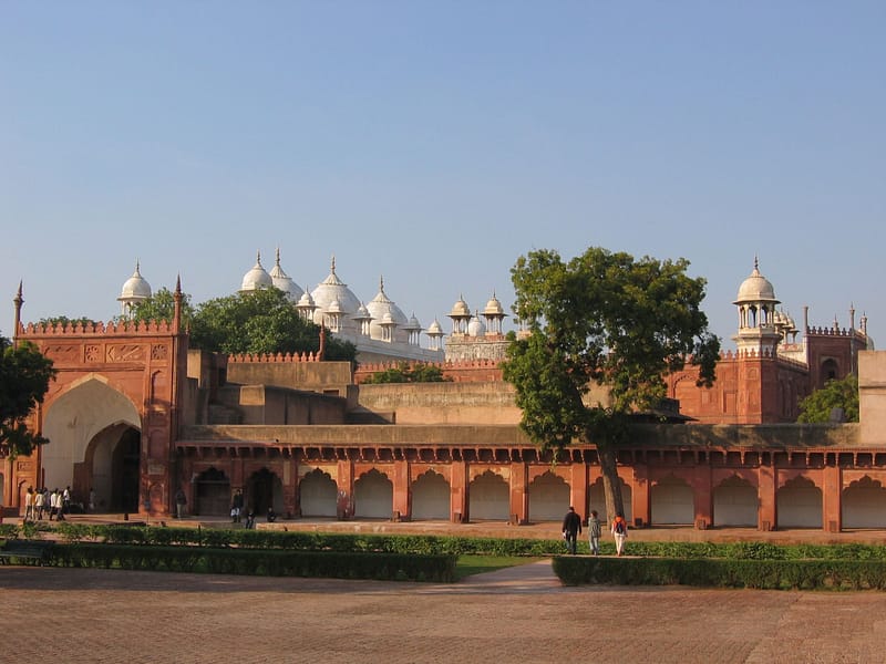Silhouettes de dômes et de remparts s’élevant dans la douceur du jour, où l’architecture raconte en silence des siècles d’histoire et de beauté
